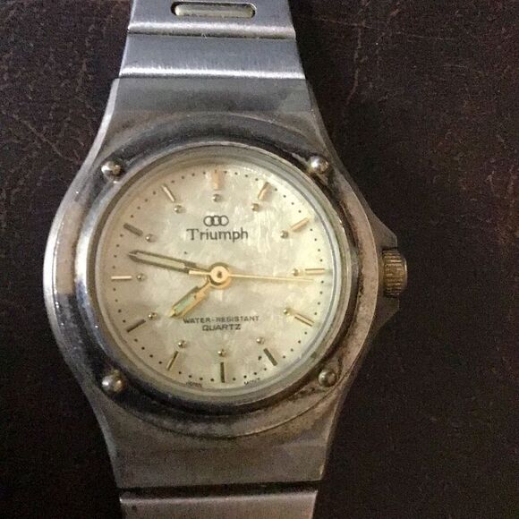 Vintage ladies, watch by triumph Needs battery  - Picture 3 of 4